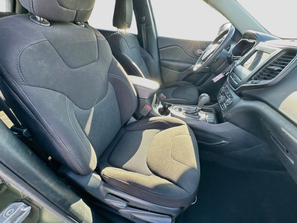Used 2020 Jeep Cherokee Latitude FWD image 32