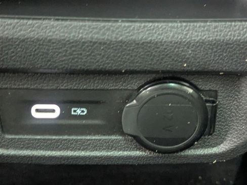 Used 2021 Volkswagen Tiguan SE w/ Panoramic Sunroof Package image 22