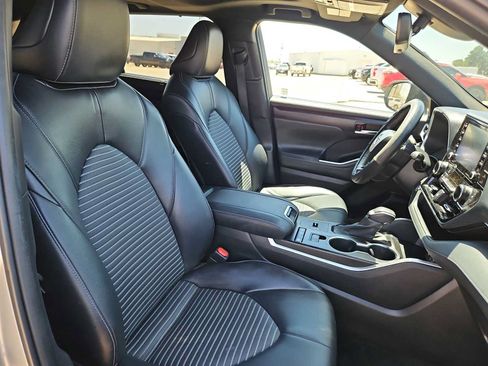Used 2022 Toyota Highlander XSE FWD image 18