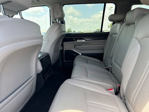 Used 2024 Jeep Wagoneer L Series II w/ Flexible Seating Group AWD/4WD image 15
