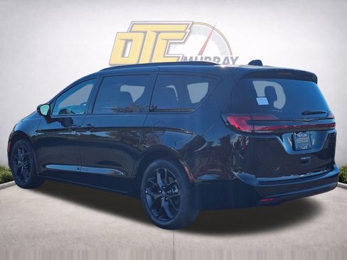New 2026 Chrysler Pacifica Limited w/ Uconnect Theater Family Group FWD image 7
