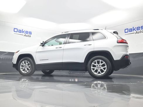 Used 2018 Jeep Cherokee Latitude Plus w/ Cold Weather Group AWD/4WD image 40