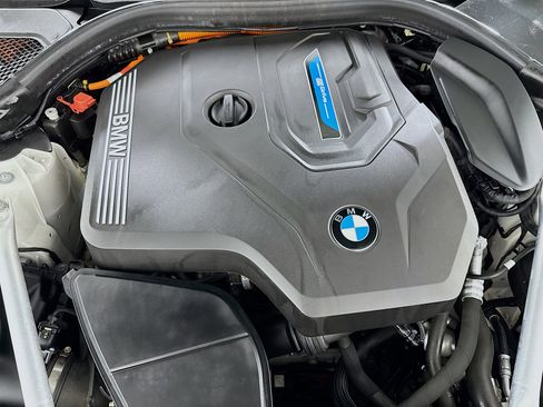 Used 2023 BMW 530e w/ M Sport Package image 38