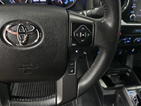 Used 2022 Toyota Tacoma TRD Off-Road w/ Technology Package AWD/4WD image 16