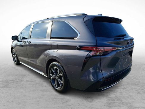 Used 2025 Toyota Sienna Platinum AWD/4WD image 6