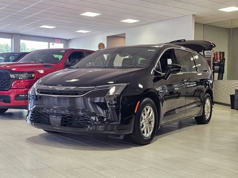 New 2027 Chrysler Pacifica Select FWD image 3