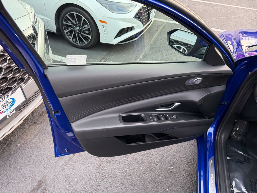 Used 2025 Hyundai Elantra SE FWD image 10