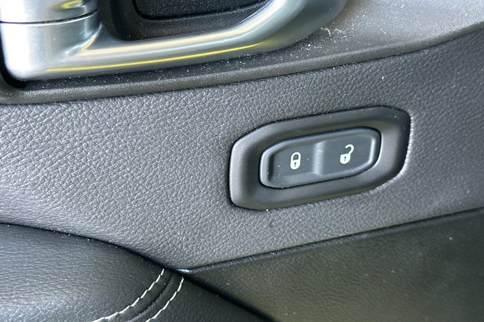 Used 2023 Jeep Wrangler Unlimited Sahara AWD/4WD image 12