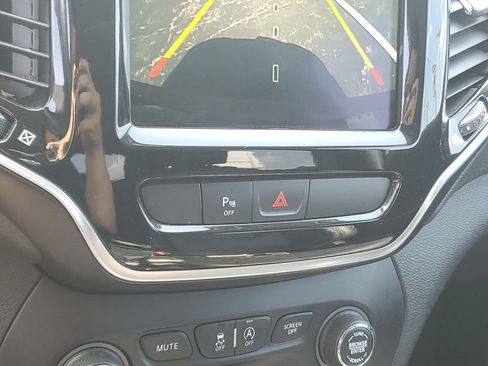 Certified 2019 Jeep Cherokee Limited AWD/4WD image 28