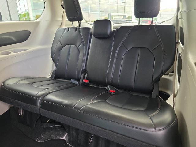 Used 2024 Chrysler Pacifica Touring-L FWD image 12