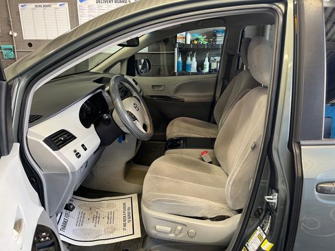 Used 2013 Toyota Sienna LE w/ Towing Pkg FWD image 14