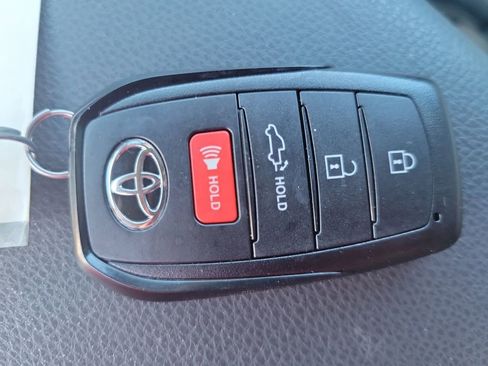 Used 2025 Toyota Tacoma Limited image 38