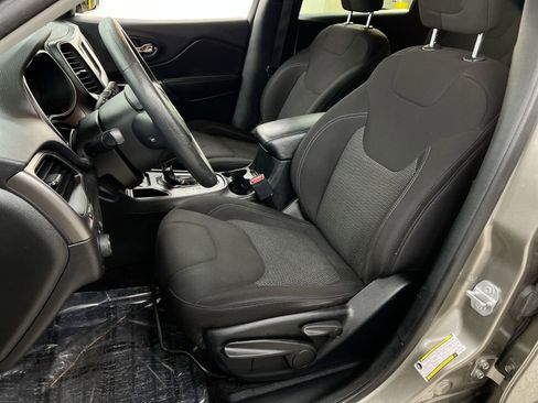 Used 2019 Jeep Cherokee Latitude w/ Popular Appearance Group image 17