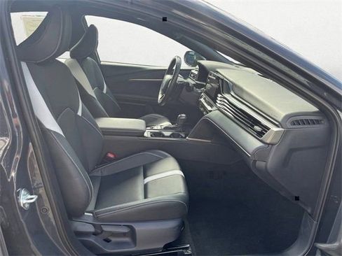 Used 2025 Toyota Camry SE image 30