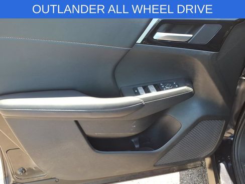 Used 2024 Mitsubishi Outlander AWD image 12