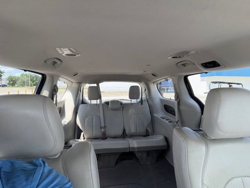 Used 2020 Chrysler Pacifica Touring-L Plus FWD image 47