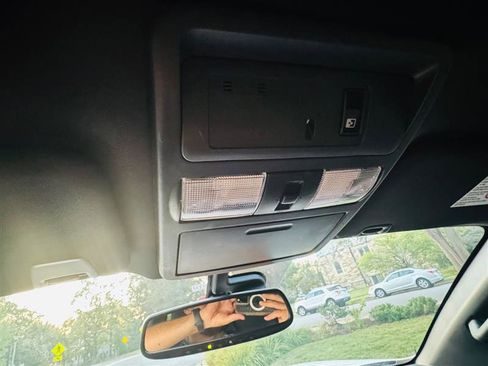 Used 2019 Nissan Titan SV w/ SV Convenience Package image 38