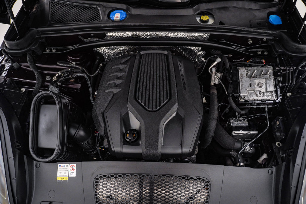 Certified 2023 Porsche Macan Turbo AWD/4WD image 29