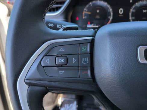 Used 2023 Jeep Grand Cherokee Laredo AWD/4WD image 23