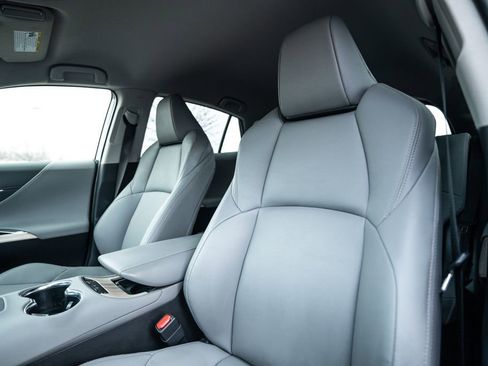 Used 2022 Toyota Venza XLE image 6