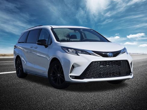 Used 2023 Toyota Sienna XSE FWD image 2