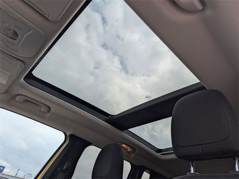 Used 2018 Jeep Renegade Latitude w/ Cold Weather Group image 14