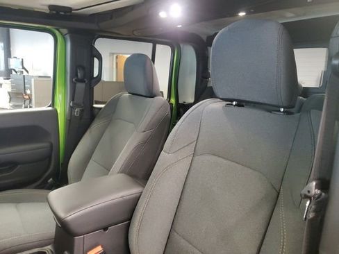 Used 2025 Jeep Gladiator Sport image 6