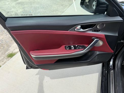 Used 2018 Kia Stinger GT1 RWD image 9