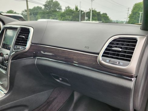 Used 2018 Jeep Grand Cherokee Overland AWD/4WD image 17