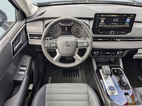 New 2025 Mitsubishi Outlander SE image 14