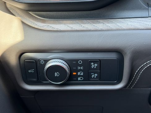 Used 2020 Ford Explorer Platinum w/ Premium Technology Package image 25