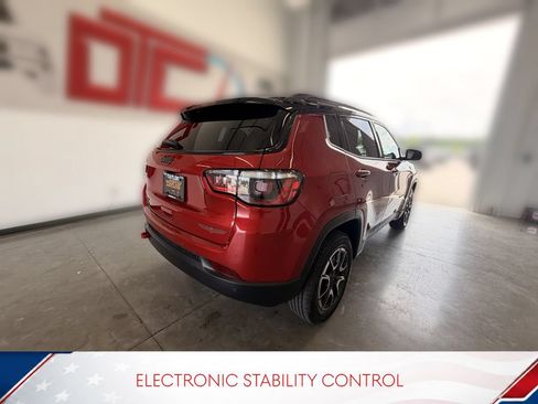 Used 2025 Jeep Compass Trailhawk AWD/4WD image 8