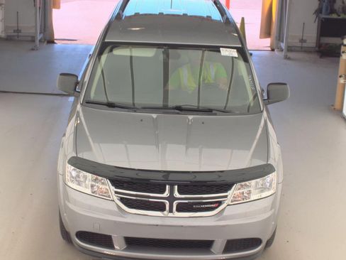 Used 2019 Dodge Journey SE FWD image 2