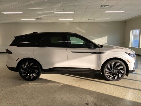 Used 2024 Lincoln Nautilus Reserve w/ Equipment Group 203A image 6