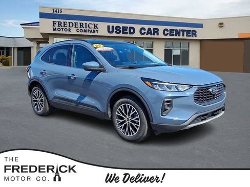 Certified 2025 Ford Escape SE FWD image 1