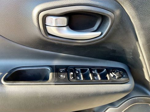 Used 2023 Jeep Renegade Latitude w/ Premium Group AWD/4WD image 18