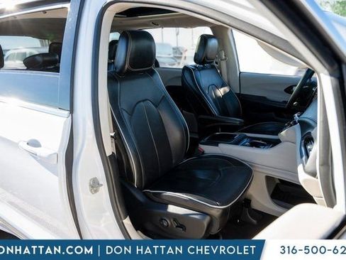 Used 2023 Chrysler Pacifica Limited image 32