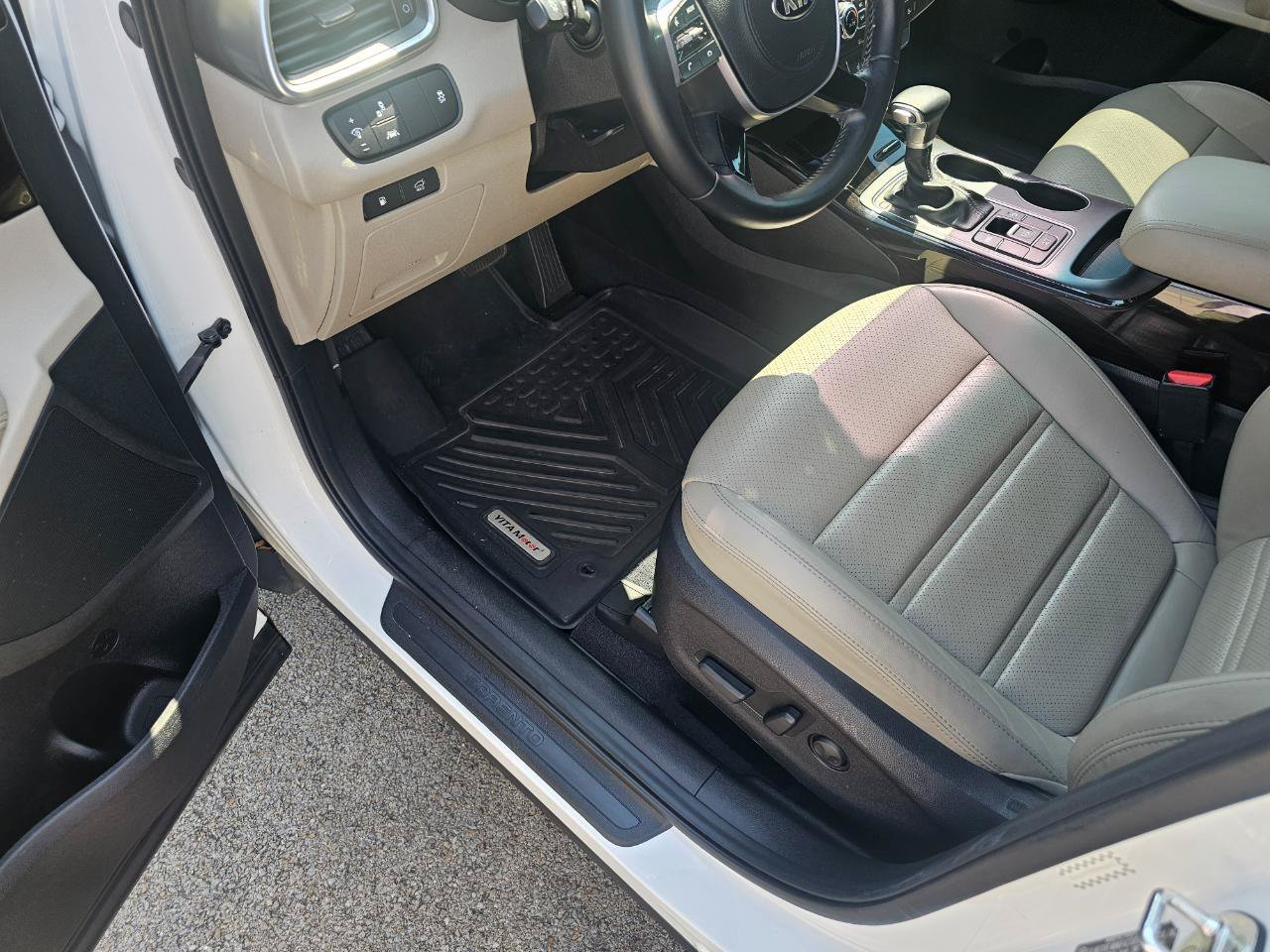 Used 2020 Kia Sorento EX FWD image 25