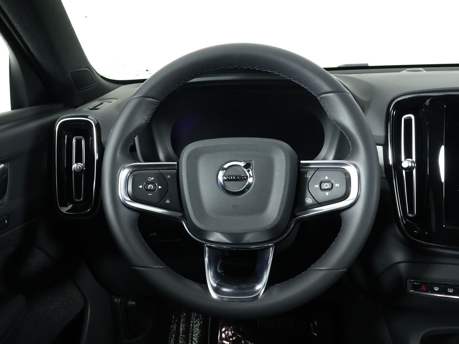 Certified 2023 Volvo XC40 Recharge Core w/ Protection Package Premier AWD/4WD image 8
