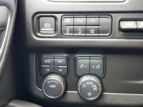 Used 2024 Chevrolet Tahoe Premier AWD/4WD image 25