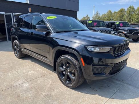 Certified 2025 Jeep Grand Cherokee Altitude AWD/4WD image 1