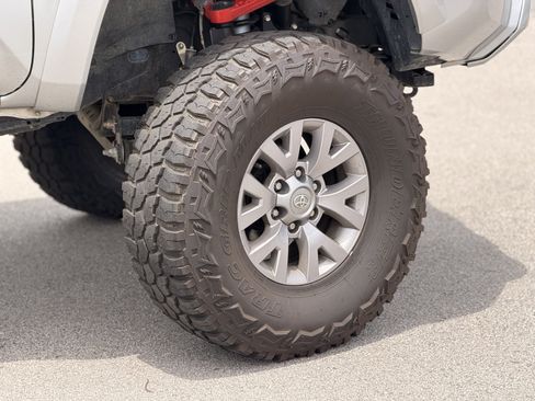 Used 2022 Toyota Tacoma SR5 w/ Technology Package RWD image 5