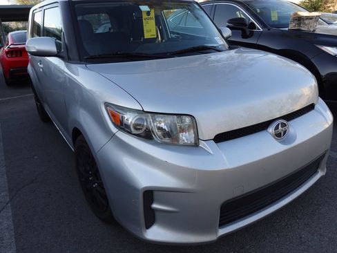Used 2012 Scion xB FWD image 2