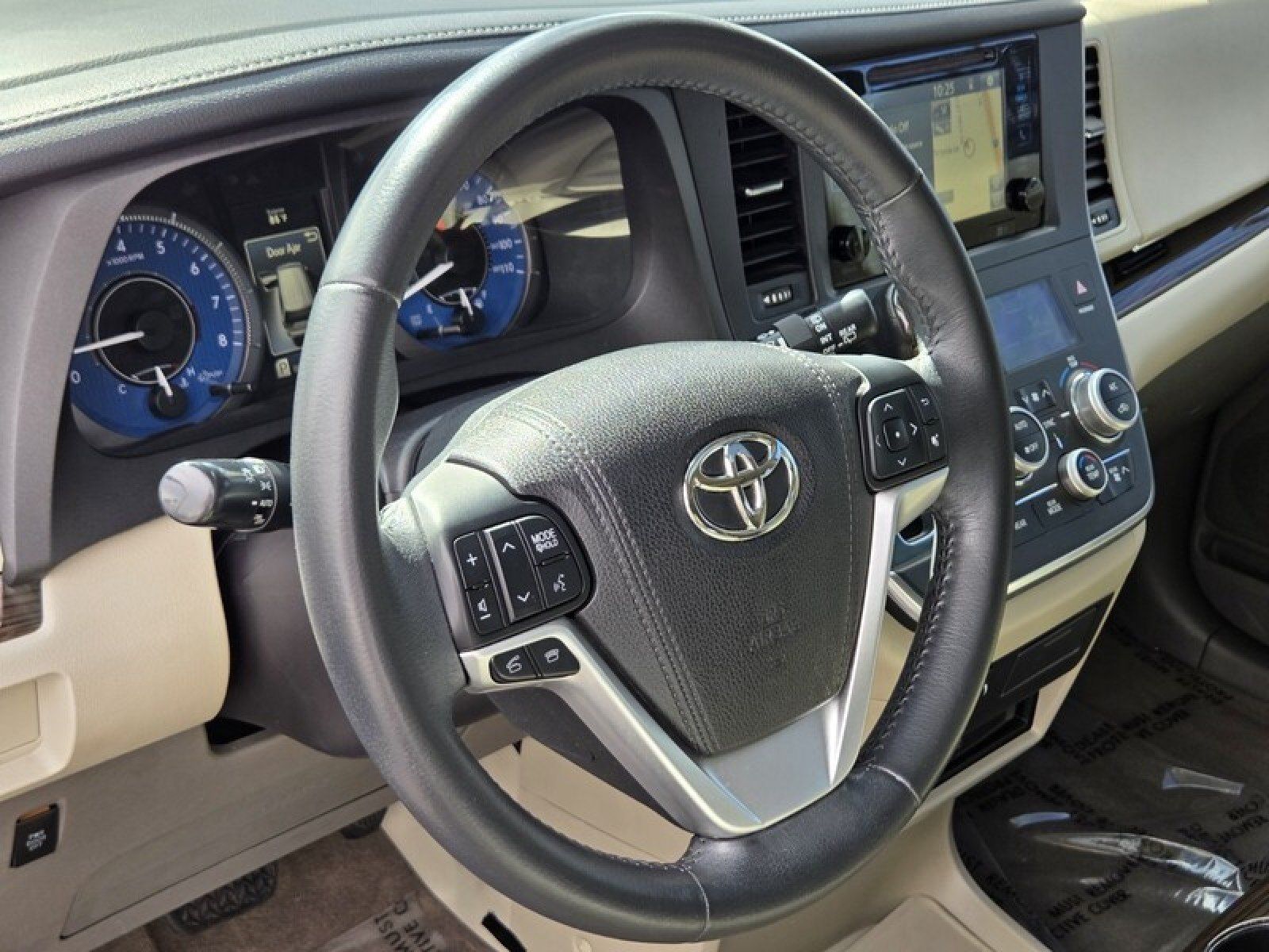 Used 2017 Toyota Sienna XLE Premium FWD image 27