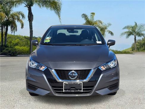 Used 2022 Nissan Versa SV image 4