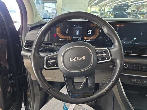 Used 2025 Kia Carnival FWD image 2
