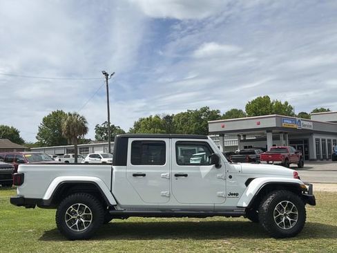 Used 2024 Jeep Gladiator Sport AWD/4WD image 8