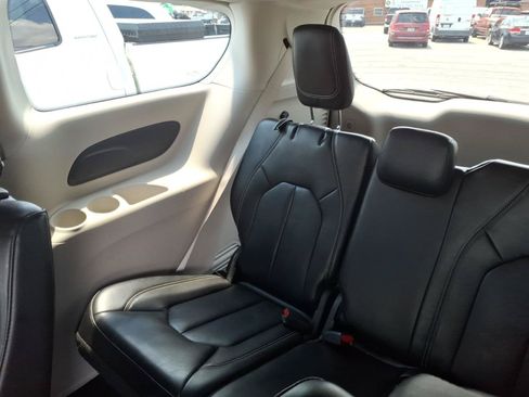 Used 2023 Chrysler Pacifica Touring-L FWD image 9