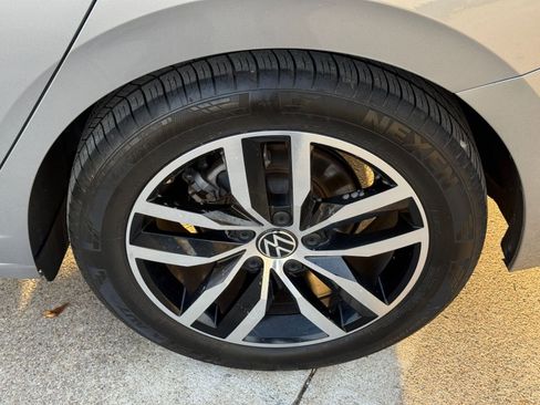 Used 2025 Volkswagen Jetta SE image 31