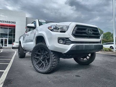 Used 2022 Toyota Tacoma SR5 w/ Technology Package RWD image 2
